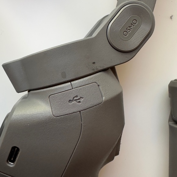DJI Osmo Mobile 3 Smartphone Gimbal with tripod - Picture 7 of 9